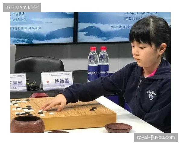 古力这生活简直跟职业棋手一点关系都没有，谁能想到他的桌上堆满了高档咖啡和限量手办？
